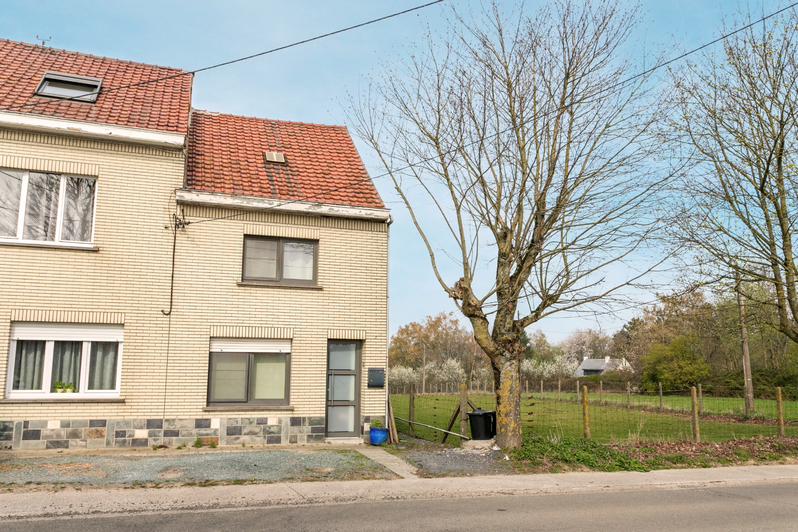 Op te frissen 3-gevel woning 