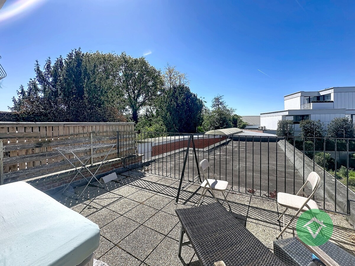 Ruim duplex-appartement met 2 slaapkamers en terrassen in hartje Torhout 