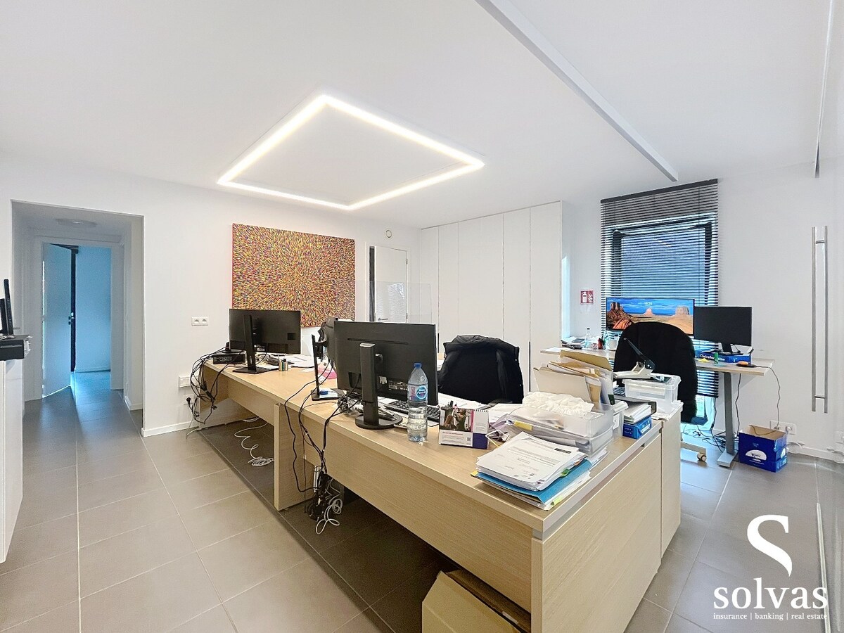 Commercieel kantoor op toplocatie in Aalter met 5 bureau ruimtes 