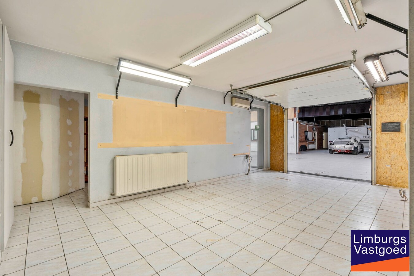 Bedrijfsgebouw met kantoren, magazijnen en woonst - groot 2580 m² 