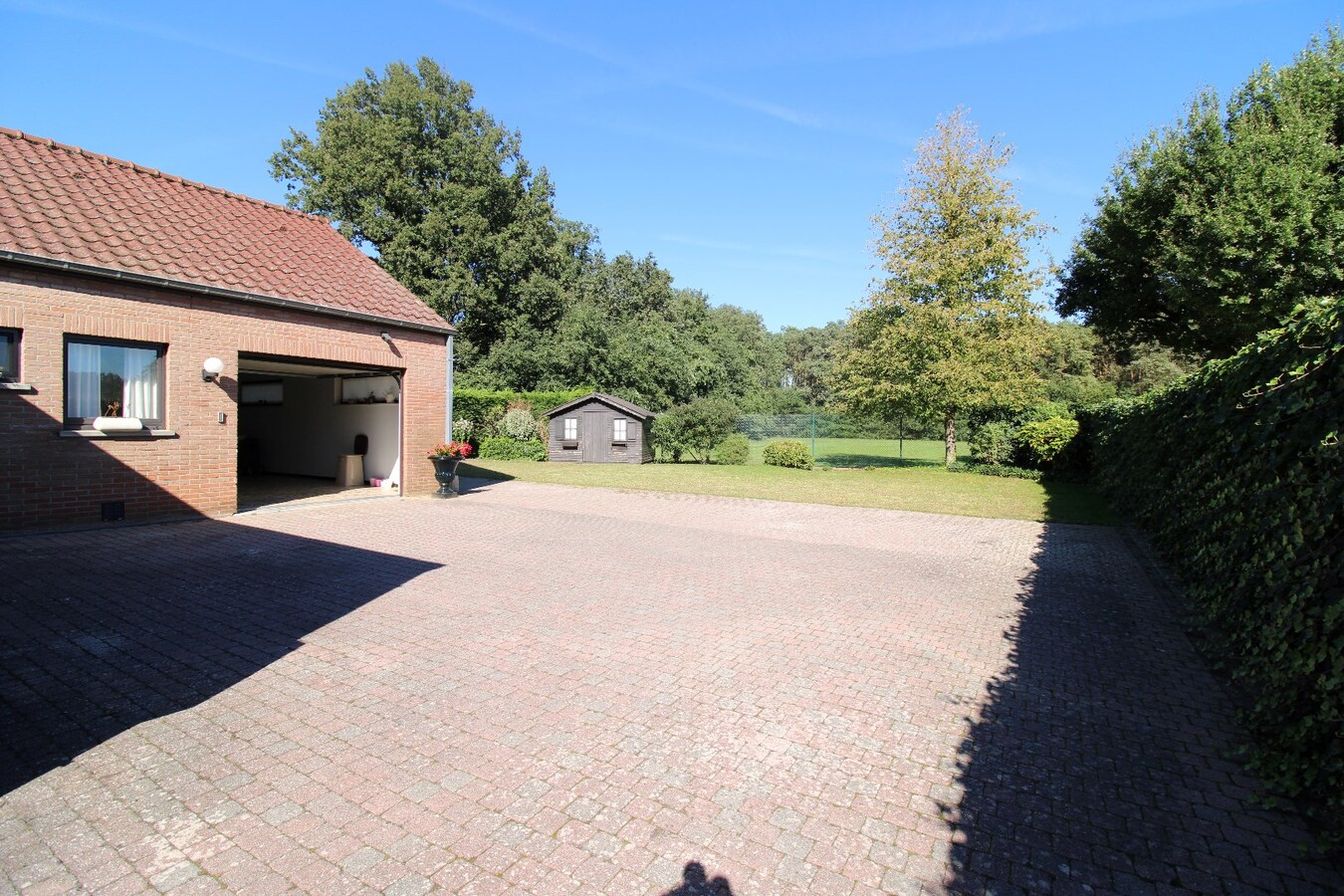 Perfect onderhouden gelijkvloerse woning met ca. 1 ha grond 