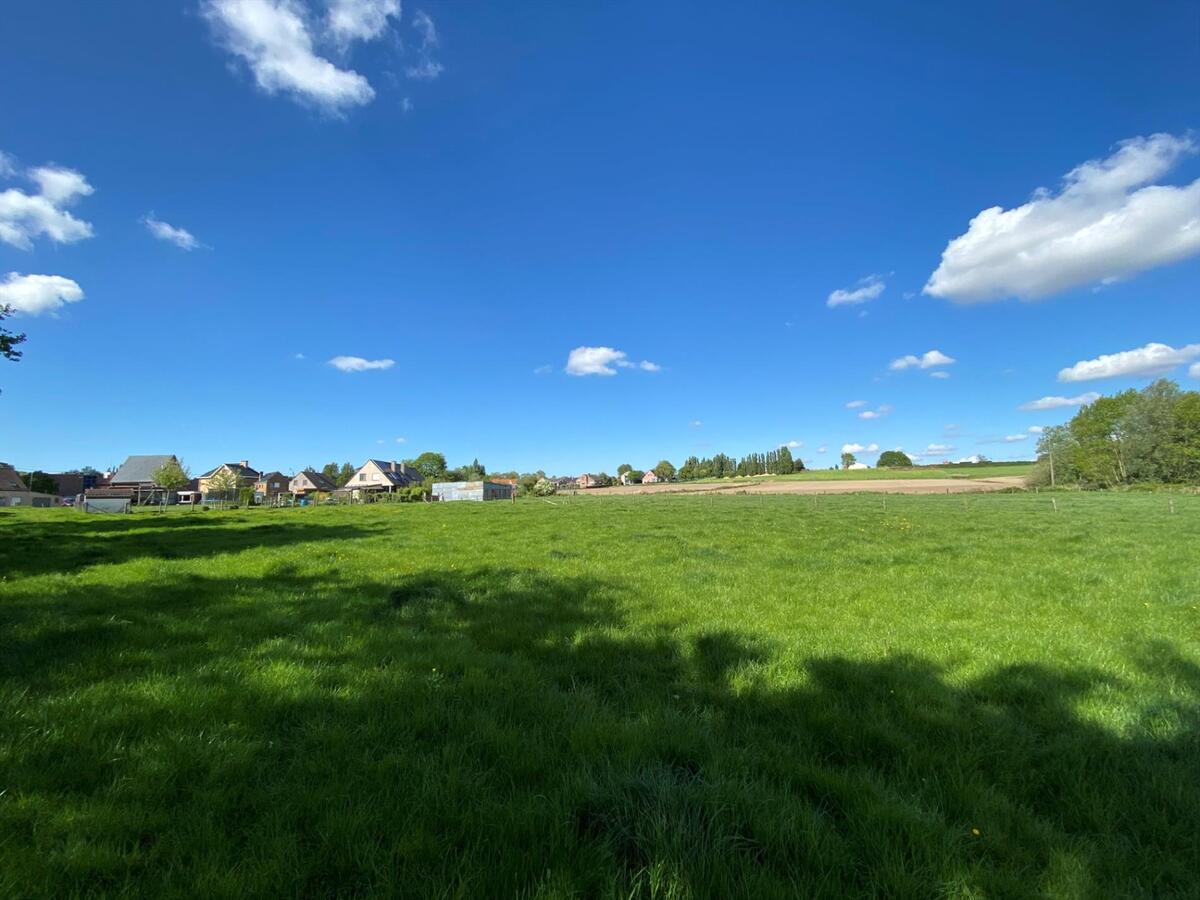 Zongericht perceel bouwgrond (785m²) met achterliggende landbouwgrond (8050m²) 