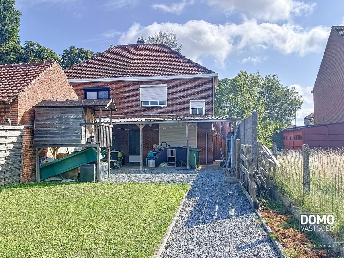 Te renoveren woning met tuin en terras in Hasselt, 2 slaapkamers, bouwjaar 1948. 