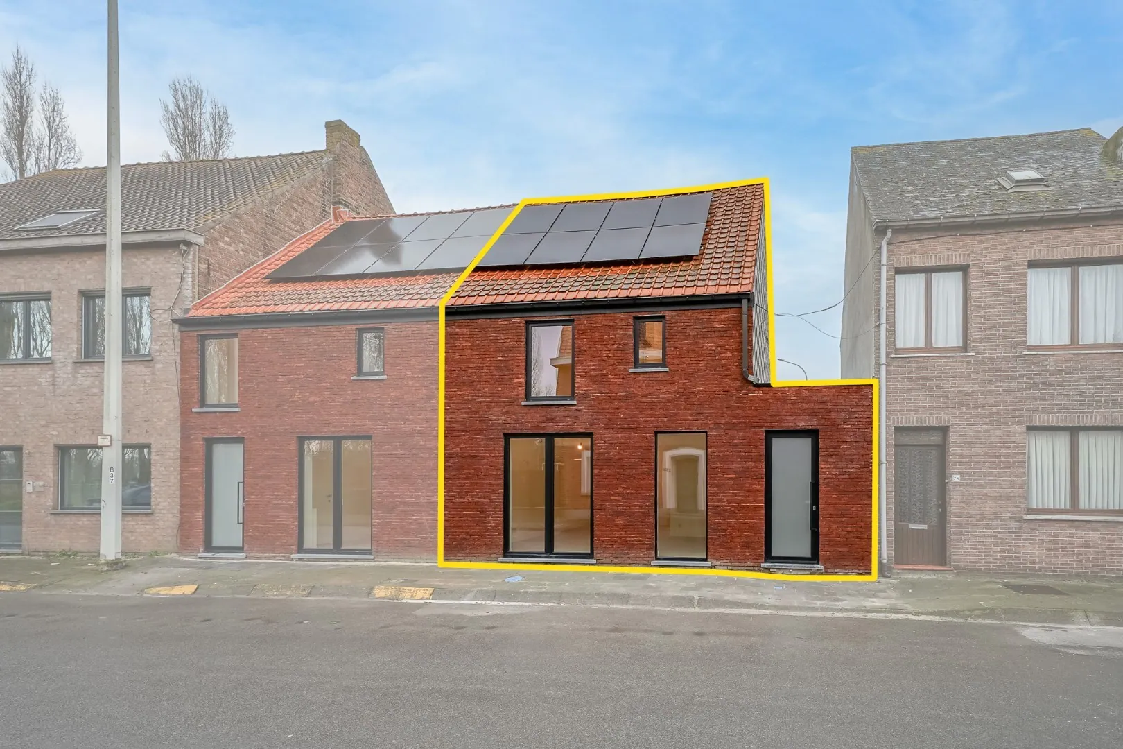 Totaal gerenoveerde woning te Huur in Zandvoorde met 3 slaapkamers en tuintje