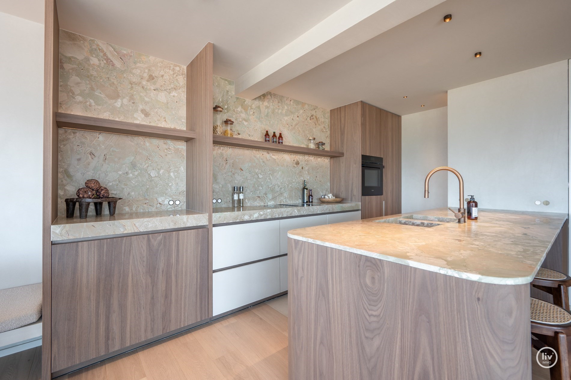 Magnifique appartement d'angle avec vue frontale sur la mer et terrasse orientée ouest situé sur la place de la Tour de Lumière à Knokke. 