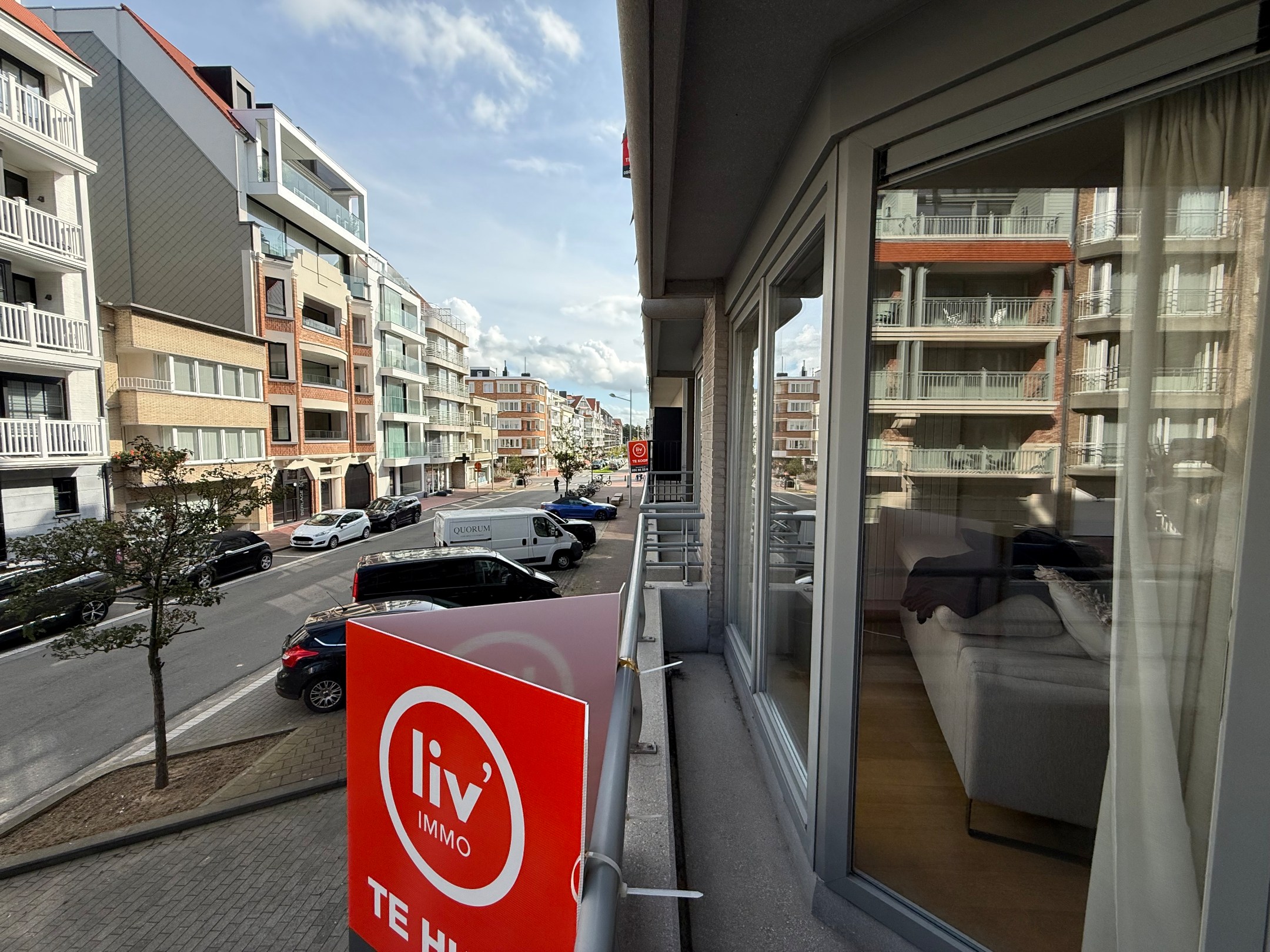 Meublé - Appartement idéalement situé et parfaitement entretenu avec 2 chambres et une grande terrasse situé dans l'avenue Van Bunnen. 