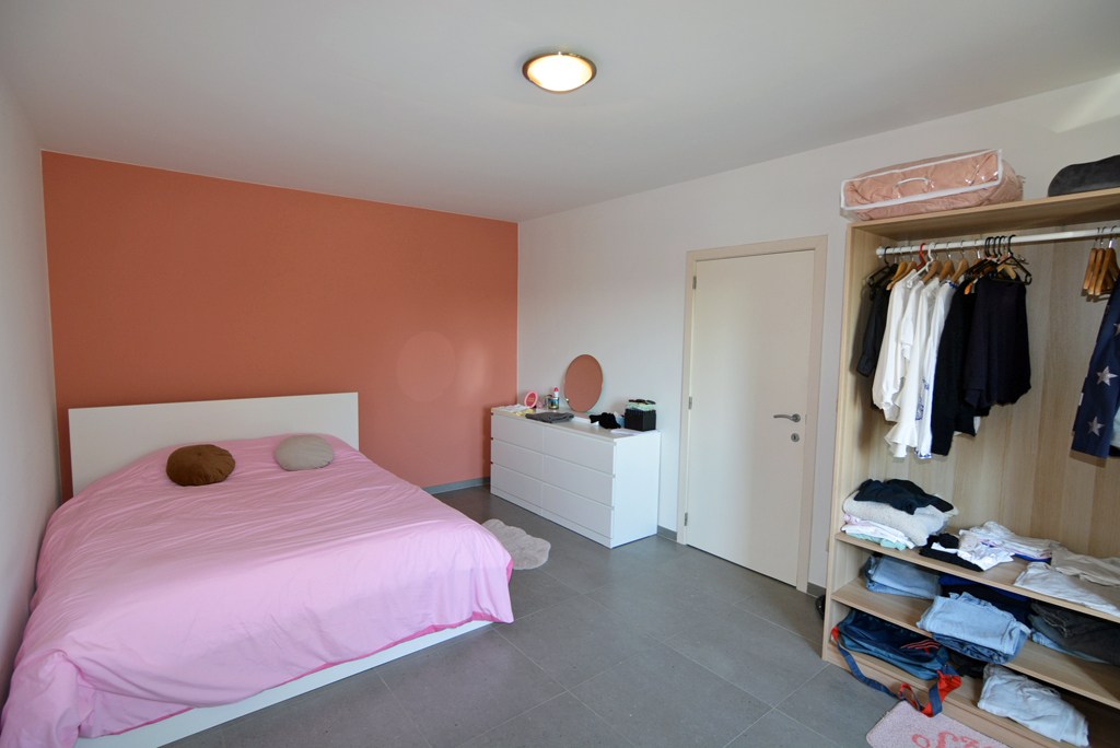 Appartement (104 m²) met 2 slpks, garage en kelderberging. 