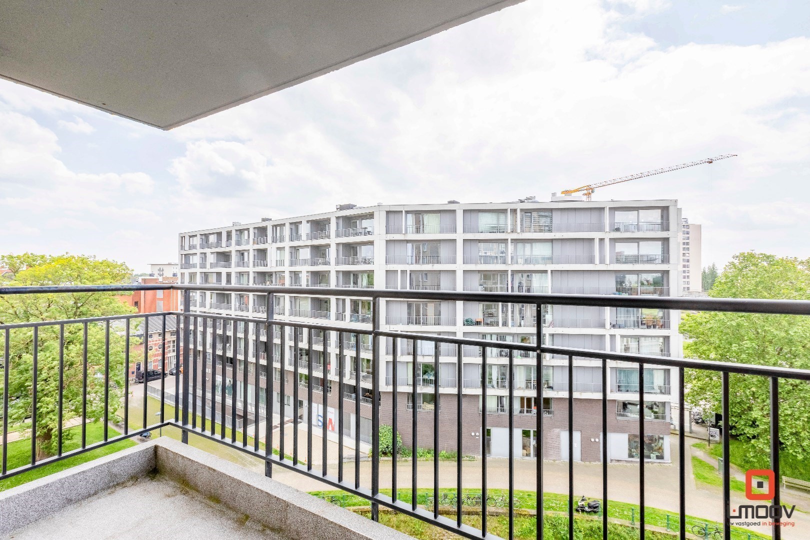 Ruim en lichtrijk drieslaapkamerappartement met prachtig zicht op het water en het groen! 