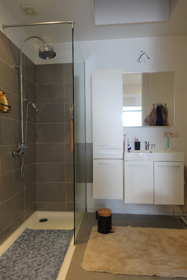 Ruime moderne woning aan het centrum van Aartrijke 