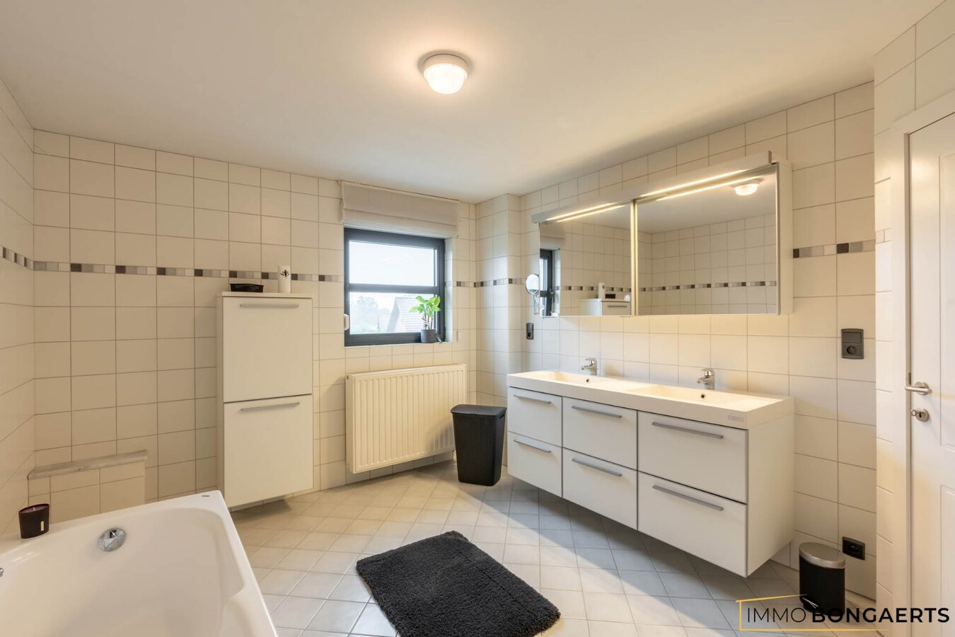 Ruime instapklare woning in het centrum van Neeroeteren met tuin, garage en 3 slaapkamers. 