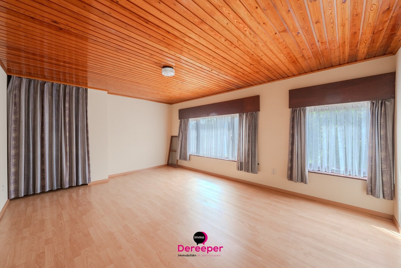 Karaktervolle woning met ruime bijgebouwen, showroom en atelier op een perceel van 2.084 m² 