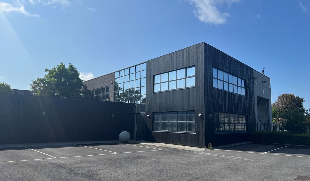 Bedrijfsgebouw met villa te huur langs E17 in Kruisem