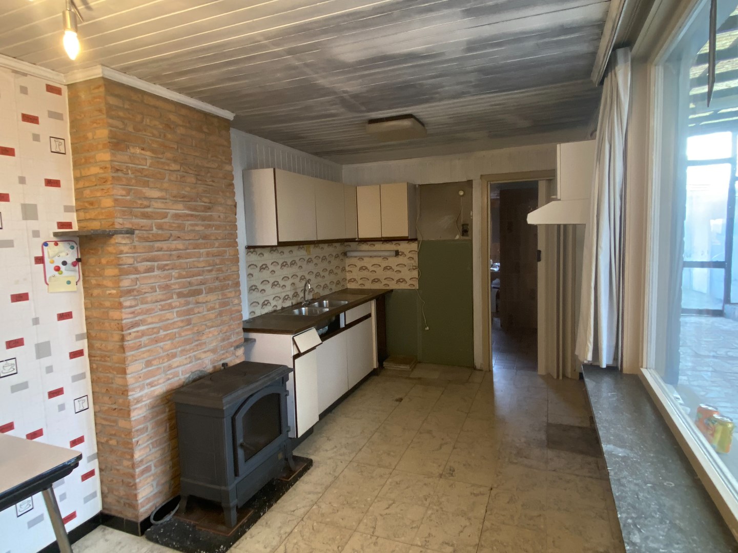 Te renoveren hoekwoning met grote tuin 