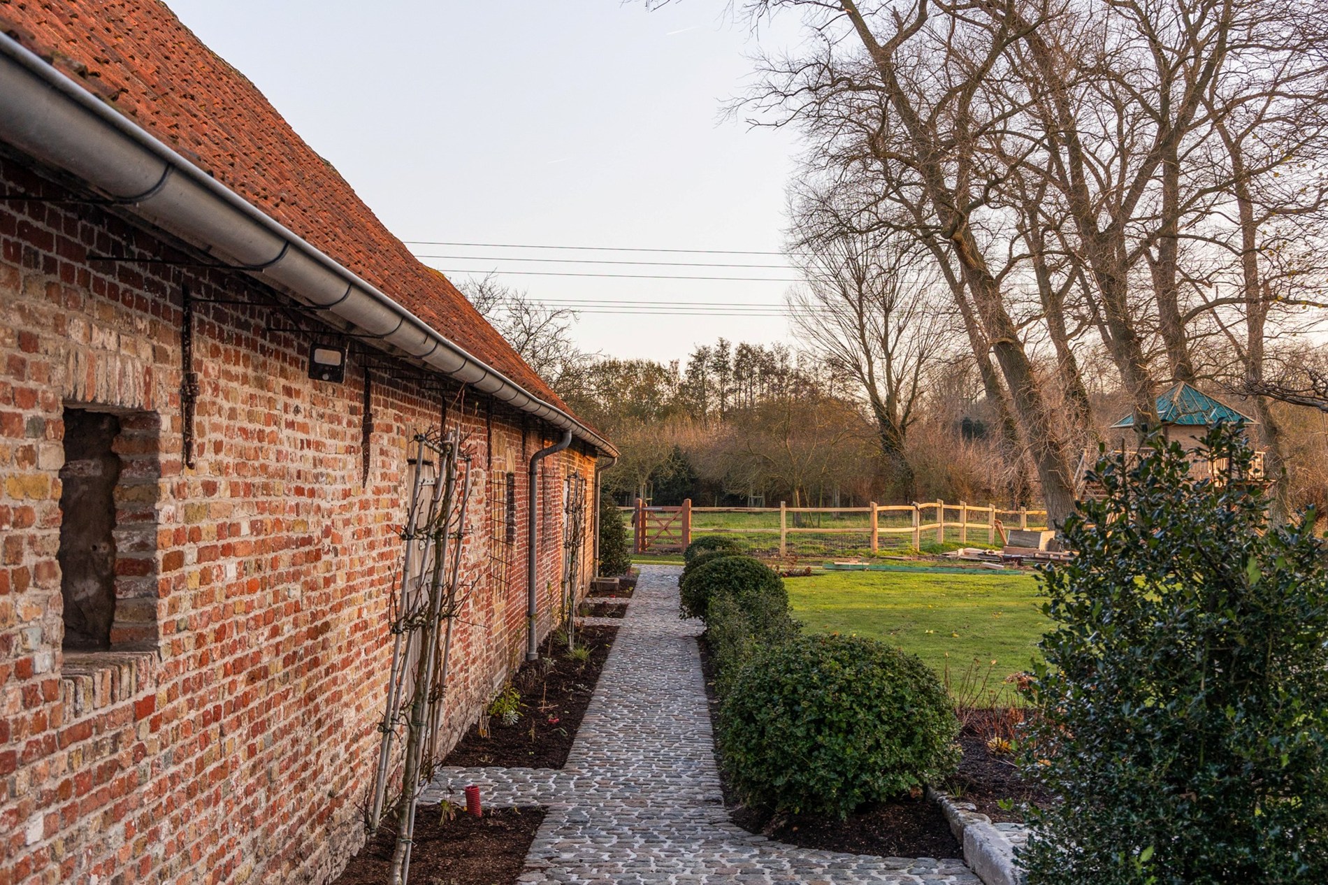 OPENDEURDAG Zondag 18/10 tussen 13u en 16u  (Westernieuwweg 80): Authentiek gerenoveerde hoeve te Varsenare — een uitzonderlijk landelijke eigendom nabij Brugge 