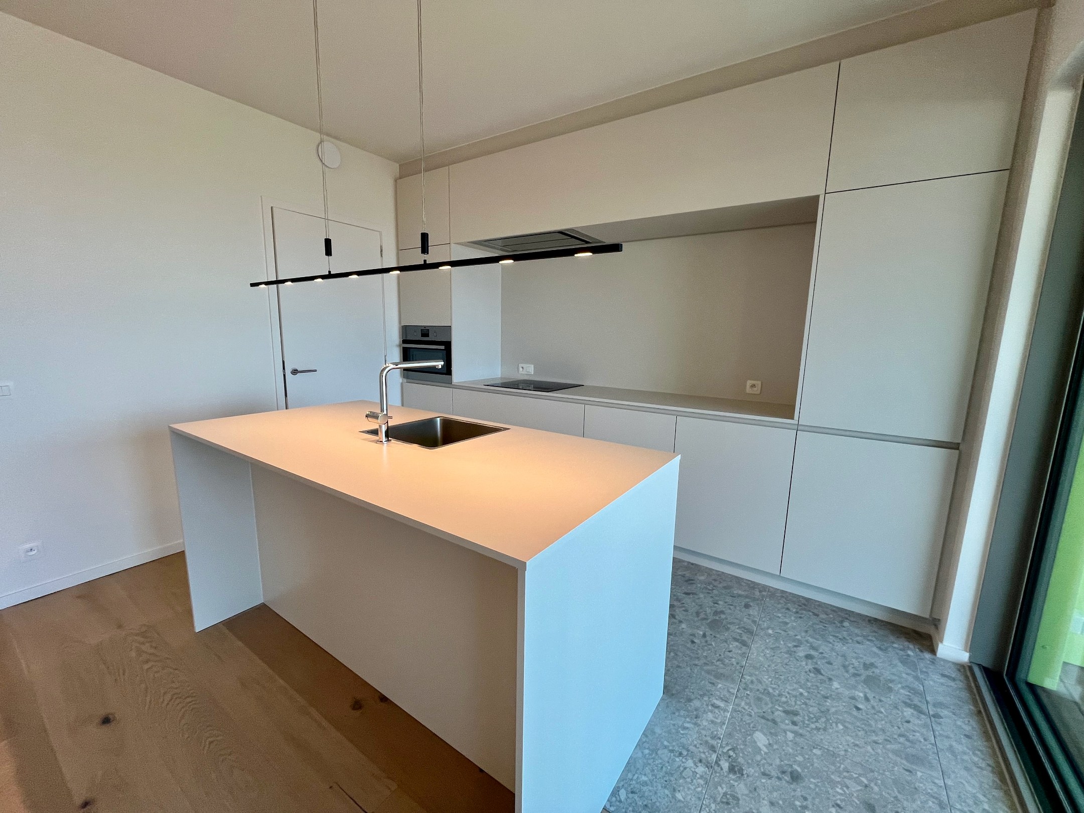 Non meublé : Appartement de 2 pièces idéalement situé à la Résidence Hoos avec vue latérale sur la mer. 