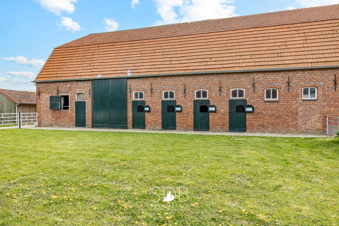 Landelijke woning met authentiek gastenhuis, stalgebouw, graslanden en buitenpiste op 20.285m² 