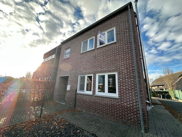 Een nette, comfortabele  gezinswoning met 3 slaapkamers, garage en tuin. 