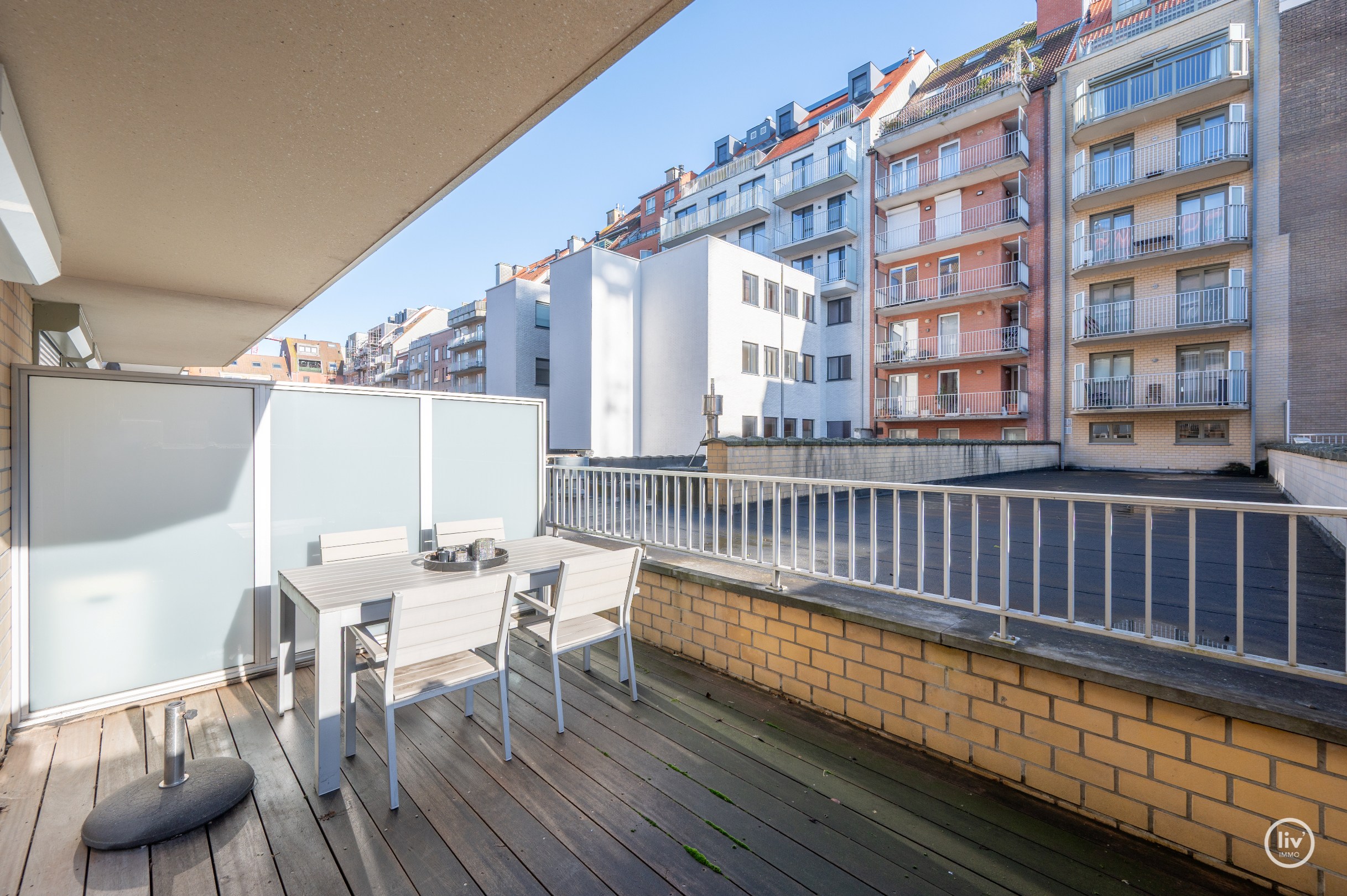 Bel appartement spacieux et récent situé au centre de l'avenue Léopold à Knokke. 