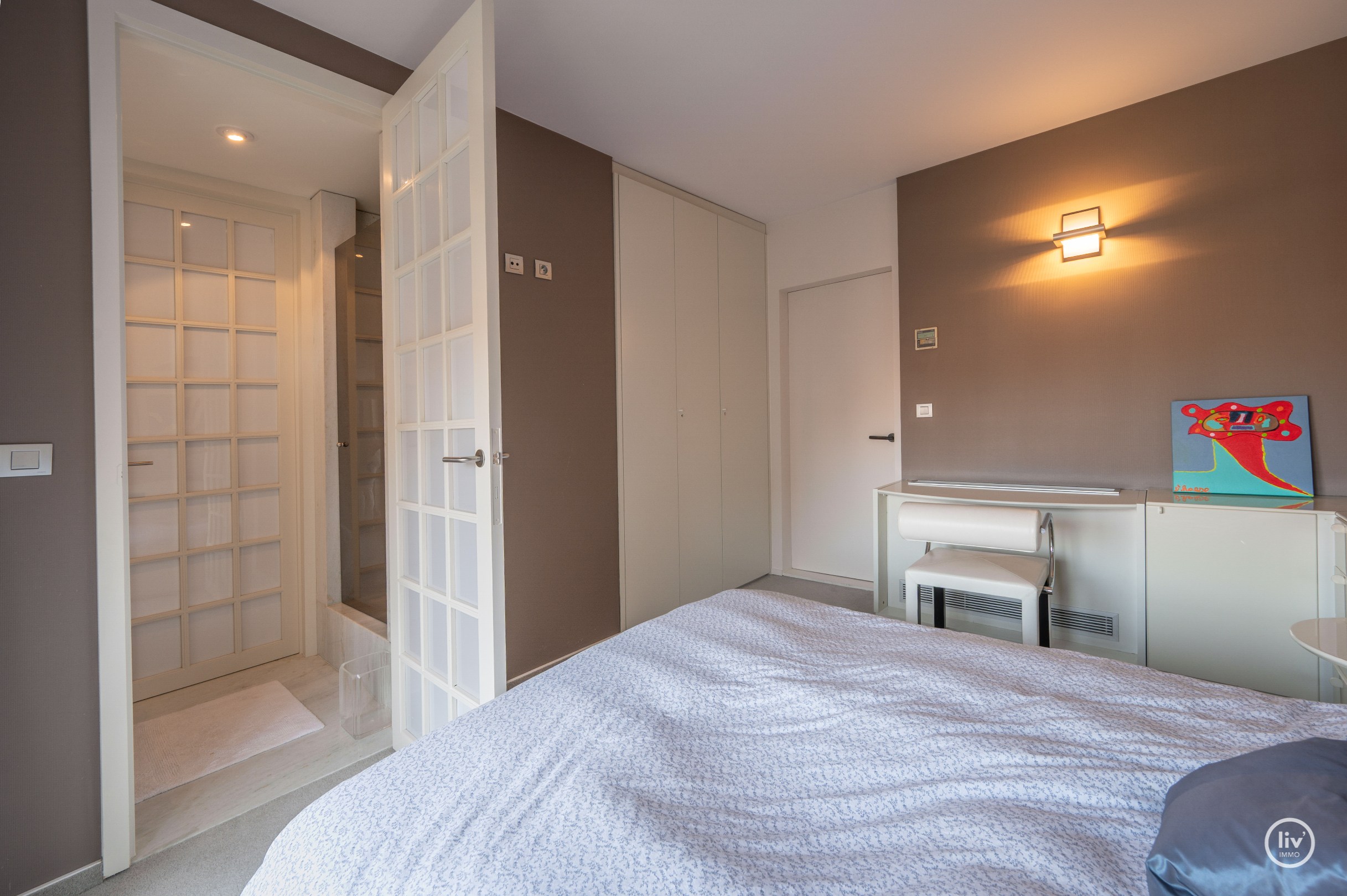 Dit magnifieke duplexappartement combineert uitzonderlijke volumes met adembenemende zichten over zowel de omliggende bossen als de zee. 