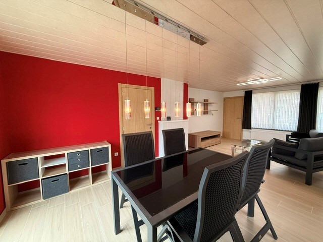 Halfopen woning met 3 slaapkamers, inpandige garage en mooie tuin in Kleine Brogel. 