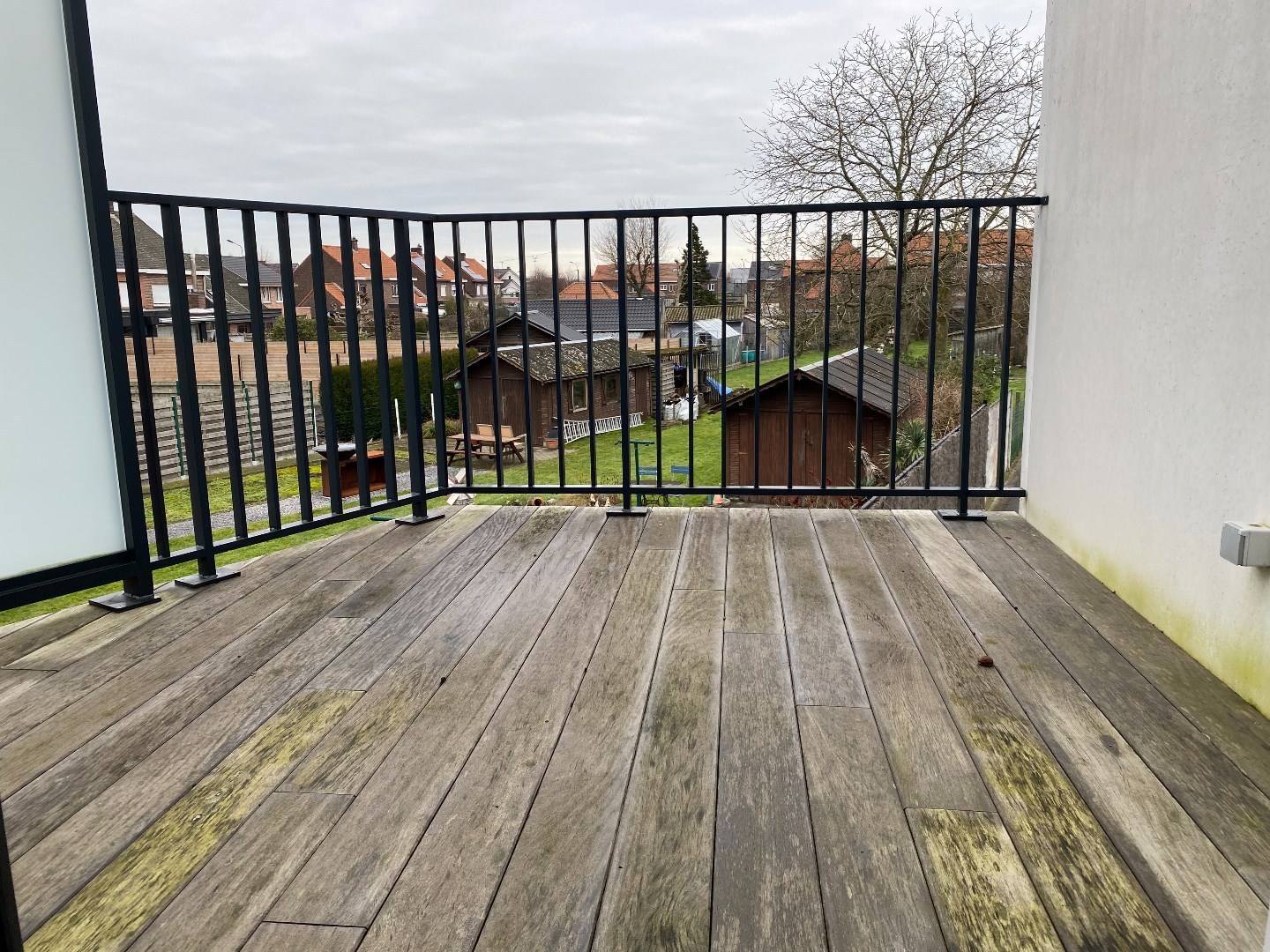Verzorgd appartement met 2 slaapkamers, terras en garage. 