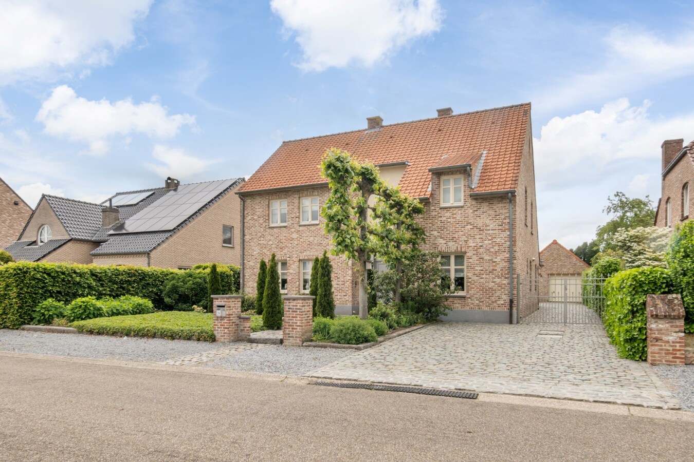 Stijlvolle, goed afgewerkte woning op een perceel van 6a32ca op een rustige locatie te Kinrooi! 