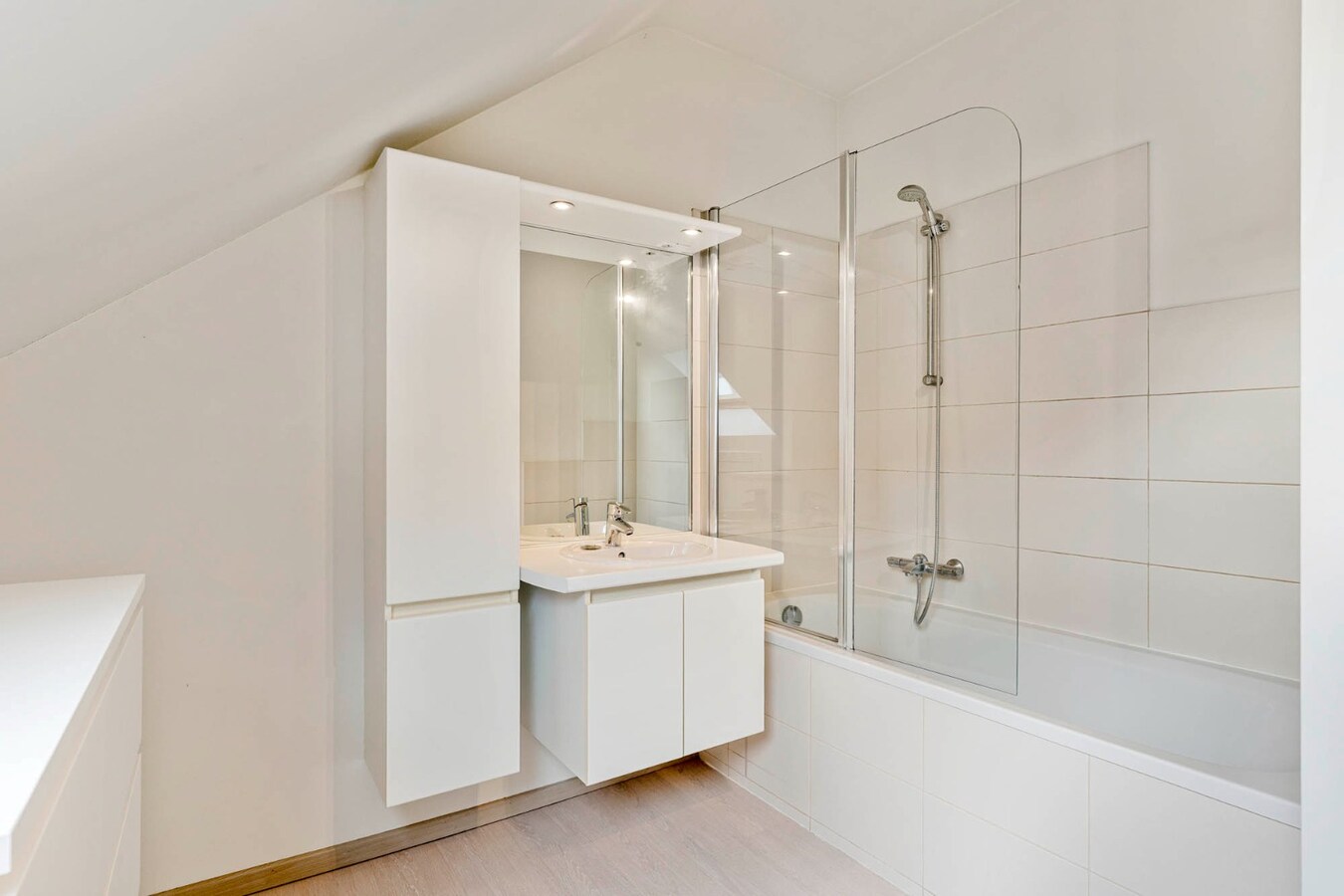 Energiezuinig 1-slaapkamerappartement met private toegang en knusse patio, centrum  Opglabbeek - interessante investeringsopportuniteit. 