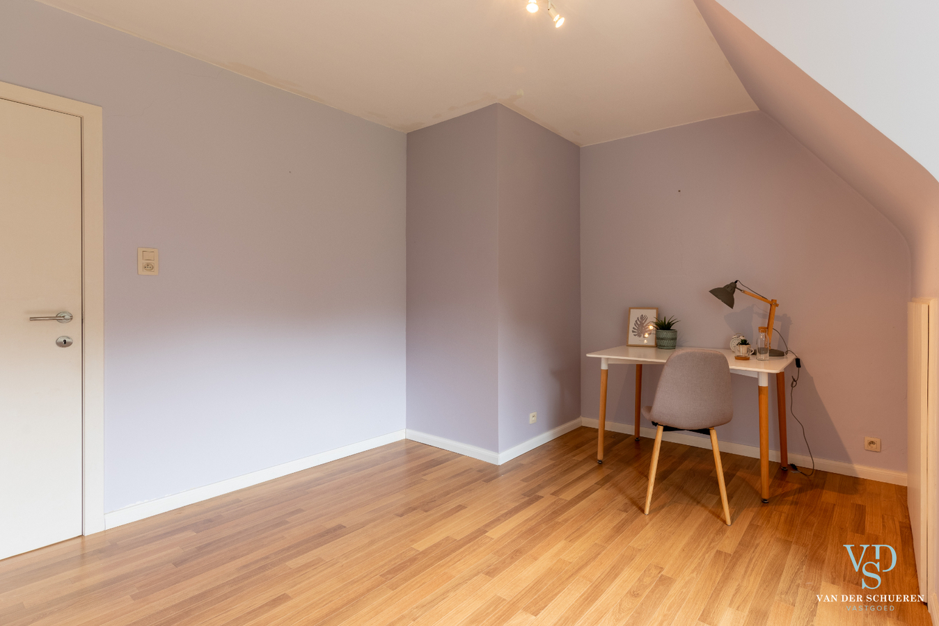 Authentiek landhuis met 5 ruime slaapkamers én gelijkvloers bureau. 