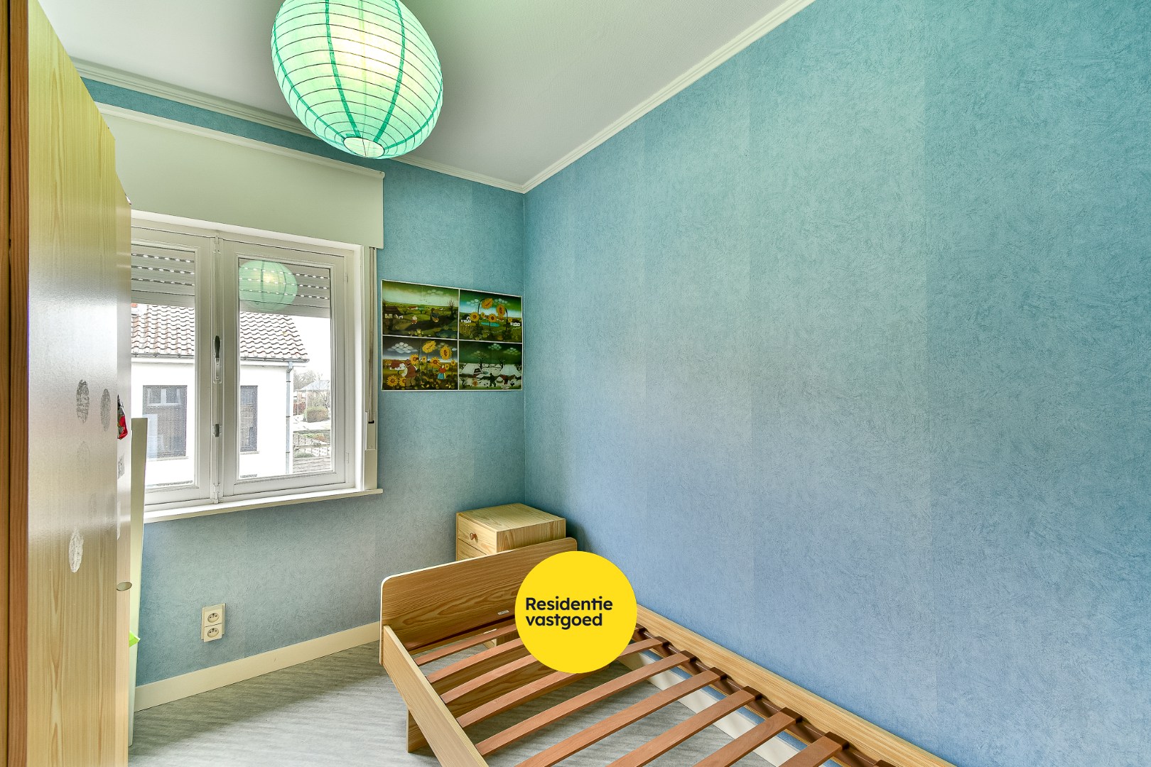 Te renoveren gezinswoning met drie slaapkamers en zongerichte tuin 