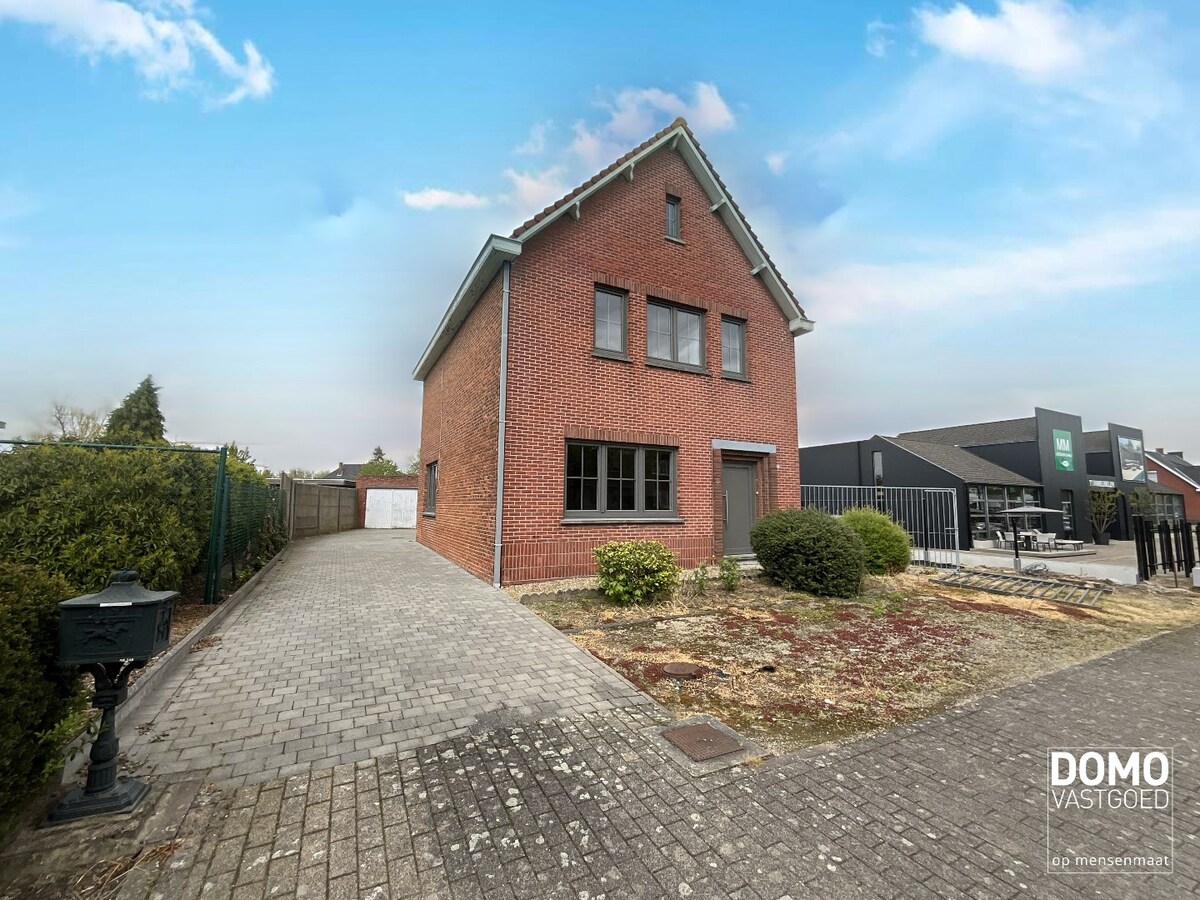 WONING MET TUIN, GARAGE EN 3 SLAAPKAMERS IN HET CENTRUM VAN KERMT 