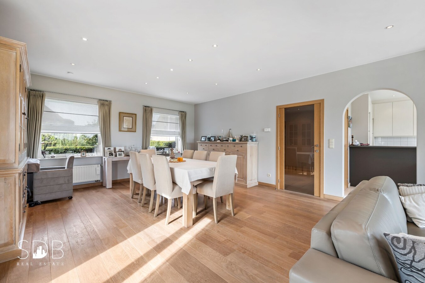 Hedendaagse gezinswoning met aanpalende graslanden en stallen op 5.030m² 