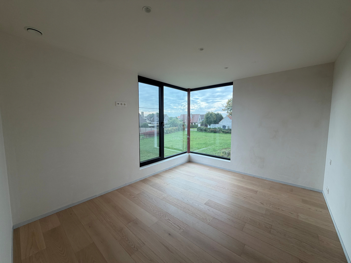 Ruime nieuwbouwwoning met terras en tuin. 