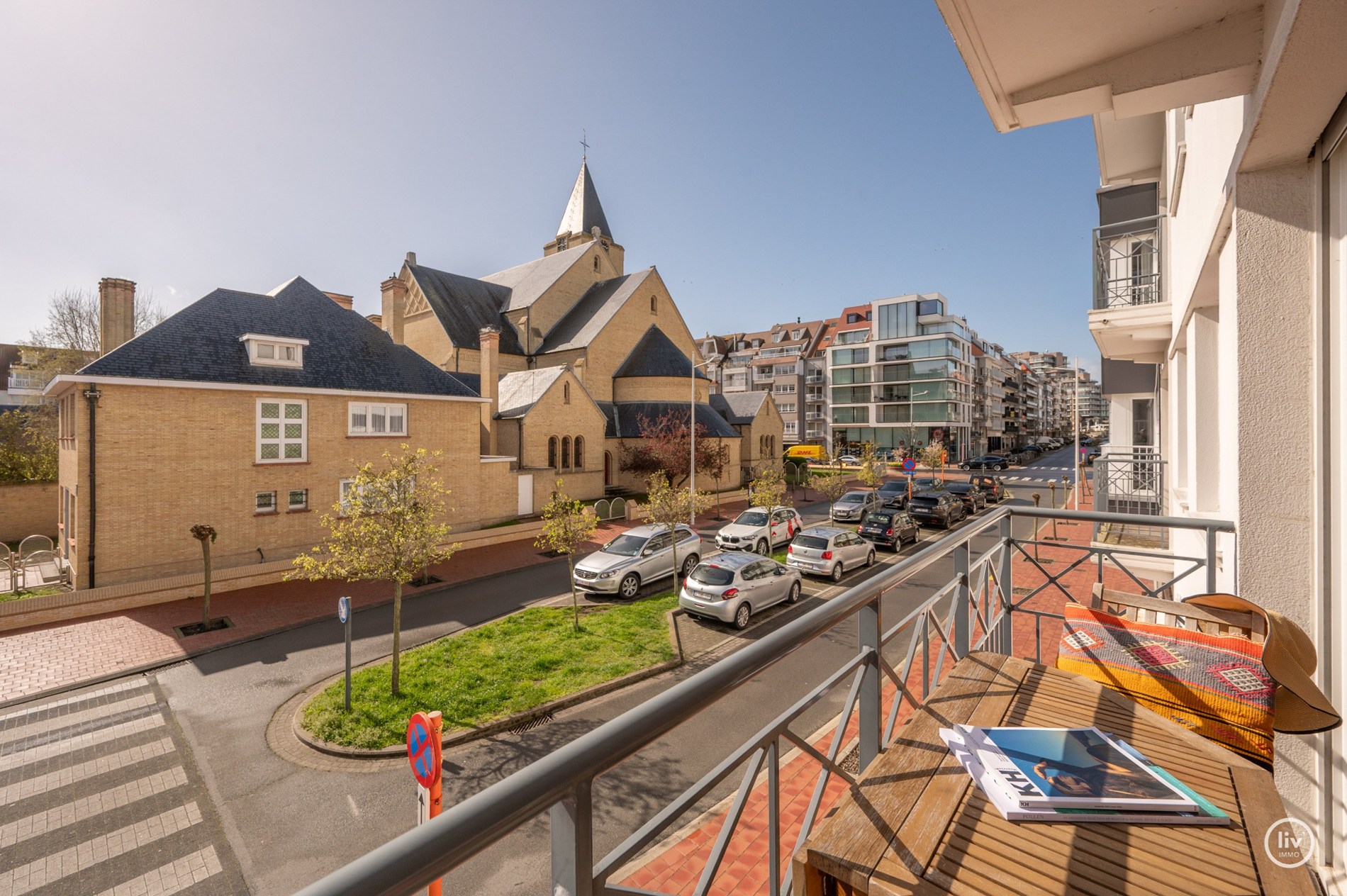 Zonnig HOEKappartement gelegen op de Van bunnenlaan met zicht op de Heilighart kerk te Knokke. 