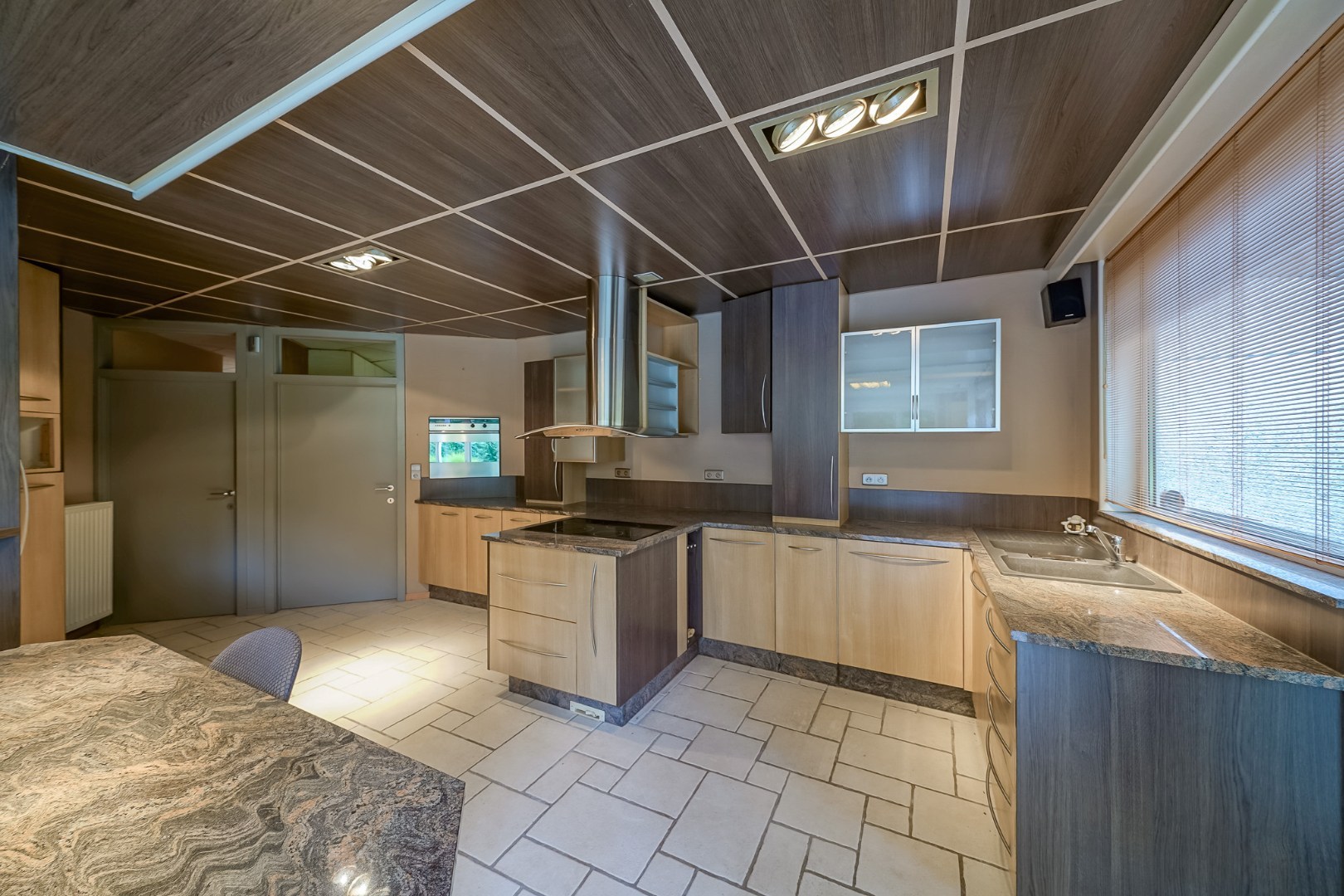 Winkelruimte met magazijn en woonst te Oostende 