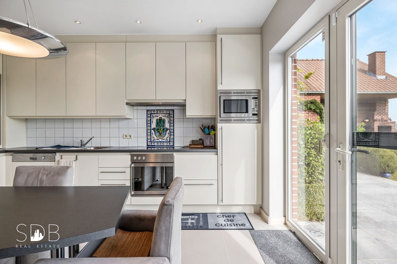 Hedendaagse gezinswoning met aanpalende graslanden en stallen op 5.030m² 