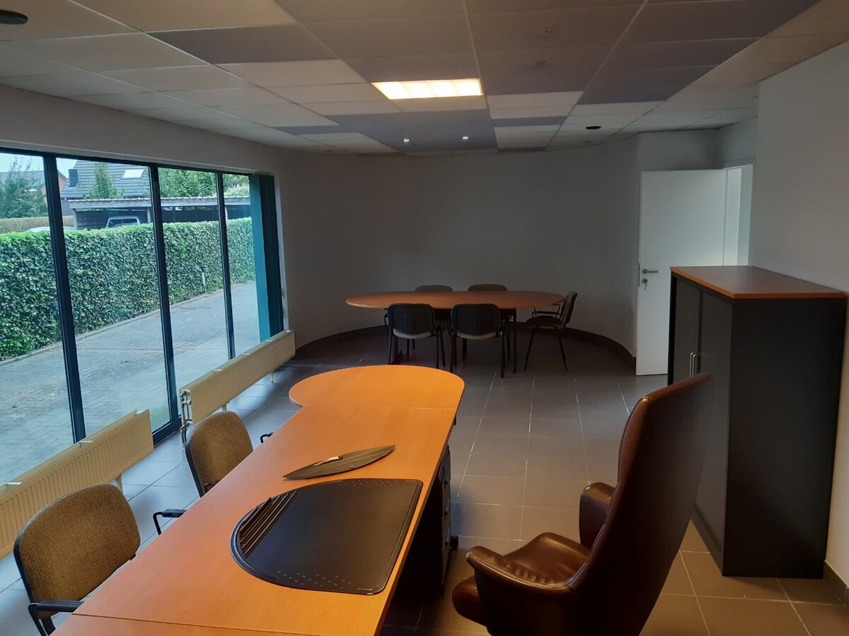 Ruim en instapklaar kantoor met parking; 