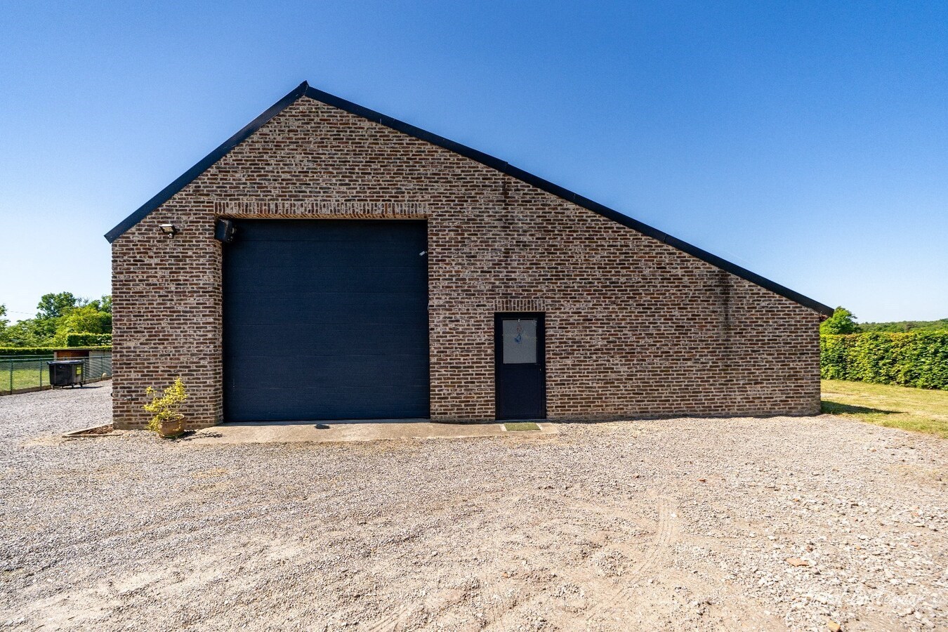 Gerenoveerde gezinswoning met ruime loods en weilanden op ca. 1,43 ha te Pelt 