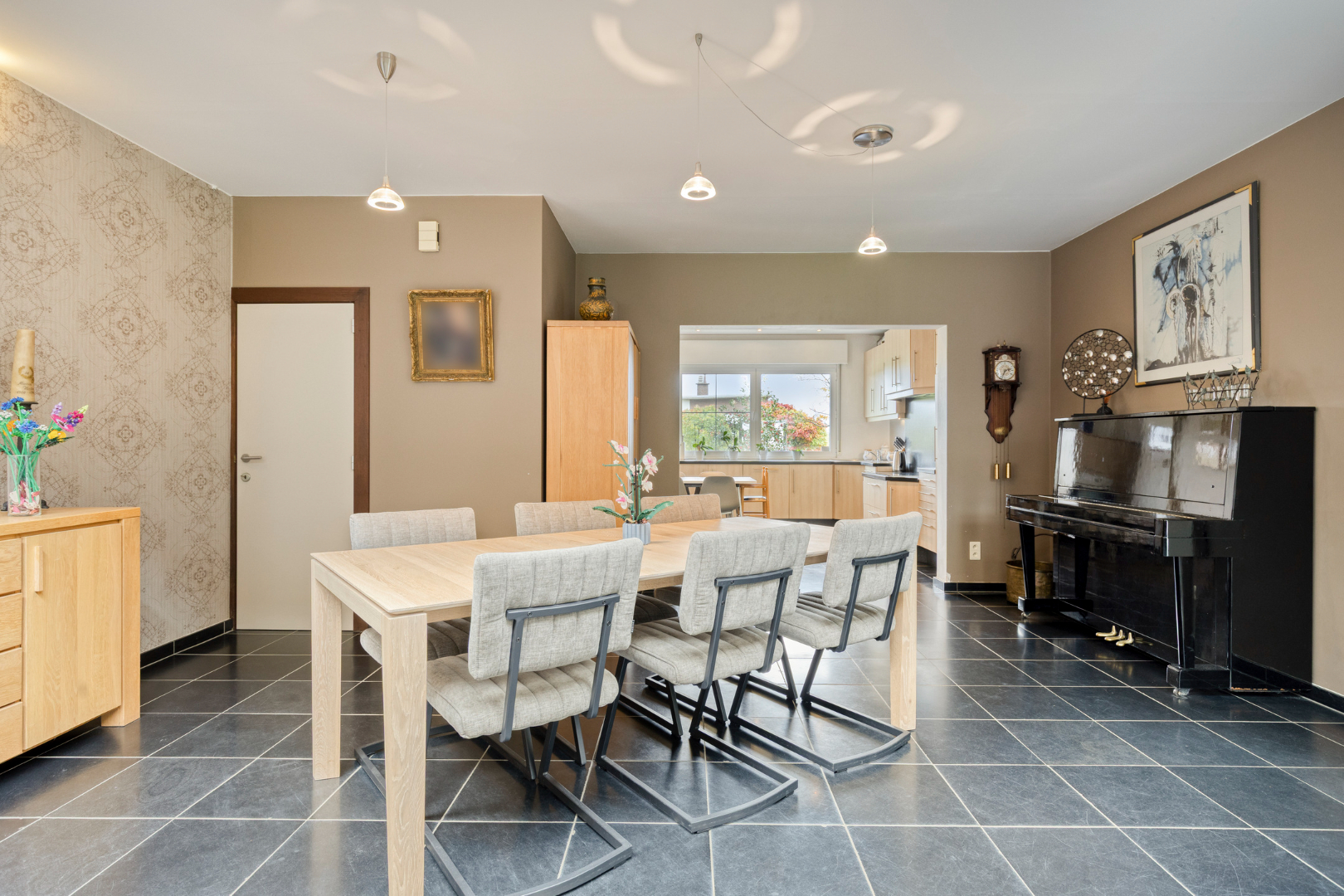 Halfopen bebouwing met 4 slaapkamers en bureau, ruime garage, kelder en zolder in Holsbeek! - EPC 161 kWh/m² - bewoonbare opp. 288 m² 