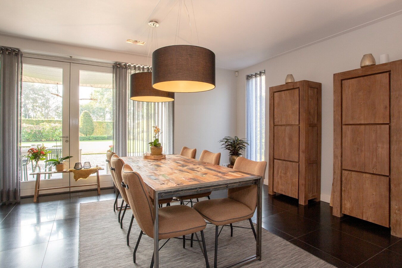 Unieke, onder architectuur gebouwde villawoning met luxe afwerking en prachtig uitzicht op het buitengebied. 