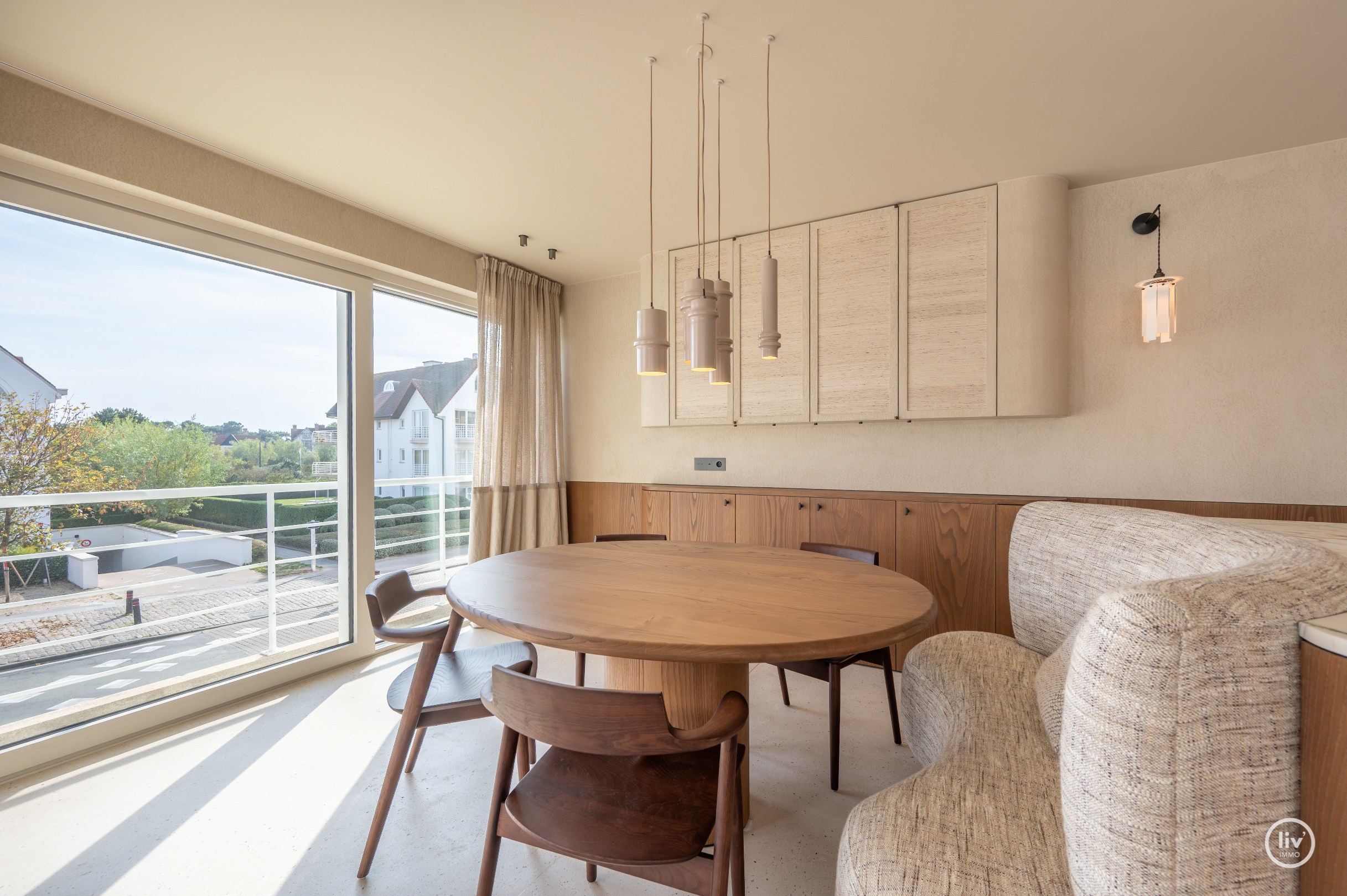 Appartement d'angle entièrement rénové et de haute qualité dans une résidence de standing au cœur du Zoute. 