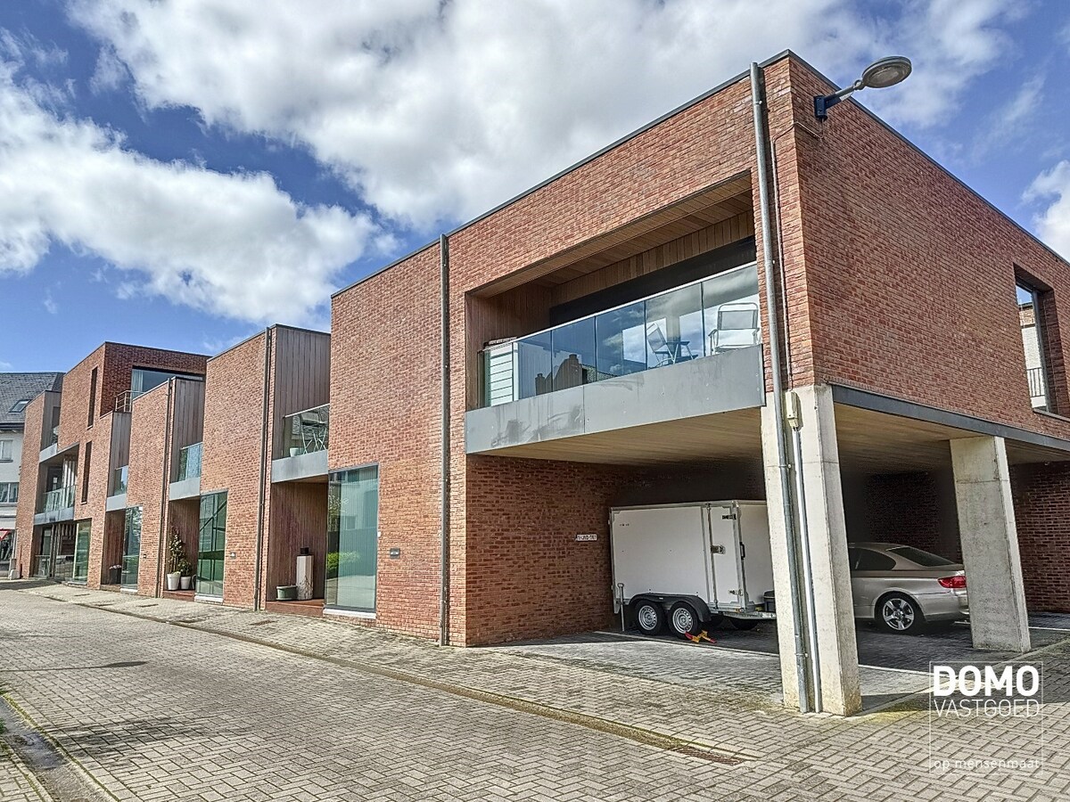 Luxe duplex appartement met inpandig terras, lift en garagebox, gelegen in het centrum van Alken - energielabel A. 