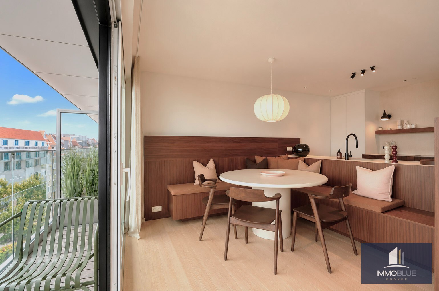 Appartement prestigieux entièrement rénové et fini avec des matériaux de haute qualité, situé à proximité de la place du Triangle. 