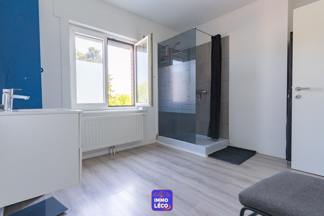 Maison rénovée avec beaux volumes et jardin. 