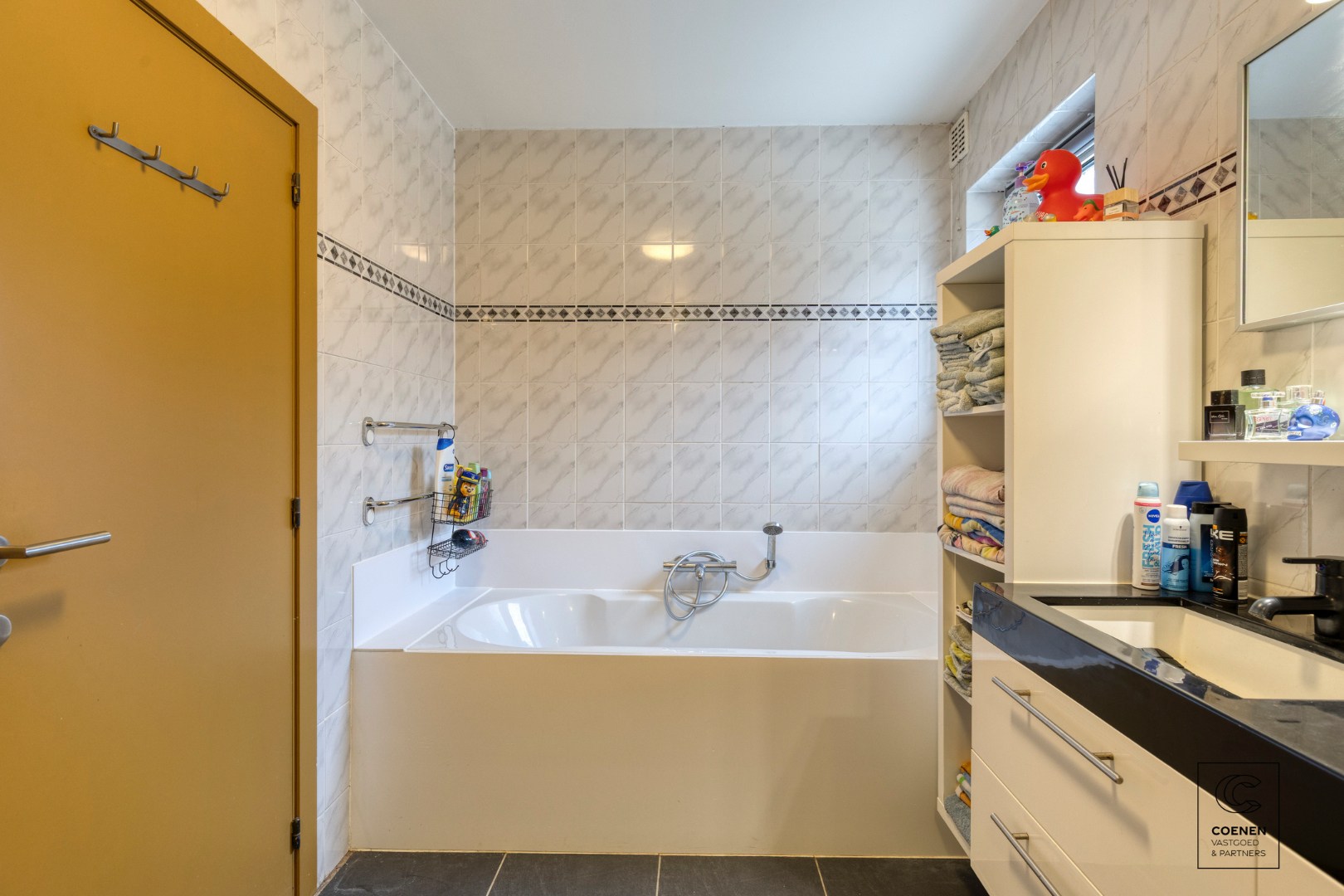 Lichtrijke en ruime villa van 338 m² met ingebouwd zwembad en tal van mogelijkheden voor co-housing of kangoeroewonen! 