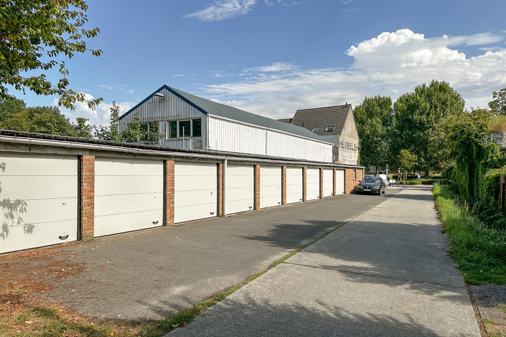 11 garageboxen als geheel te koop in centrum Zandvoorde 