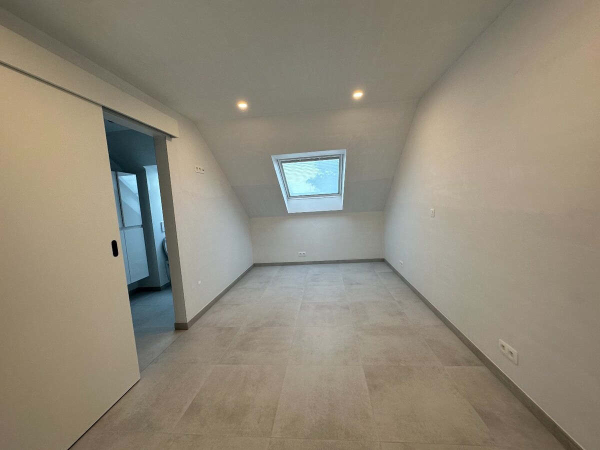 Volledig vernieuwde woning met 2 slaapkamers 