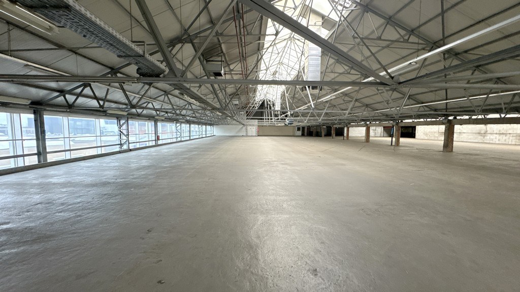 Magazijn met showroom te huur op commerciële site in haven Antwerpen