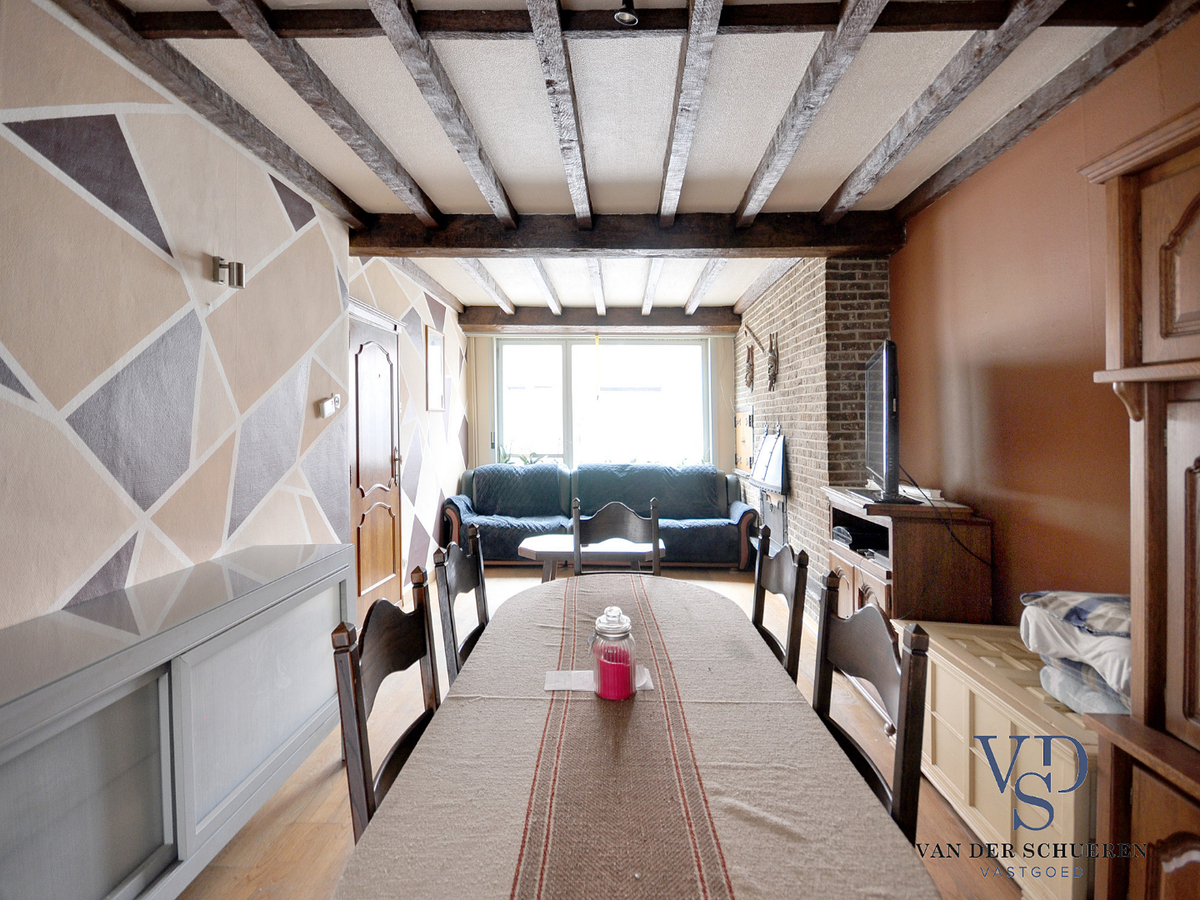 Op te frissen gezinswoning in hartje Gavere ! 