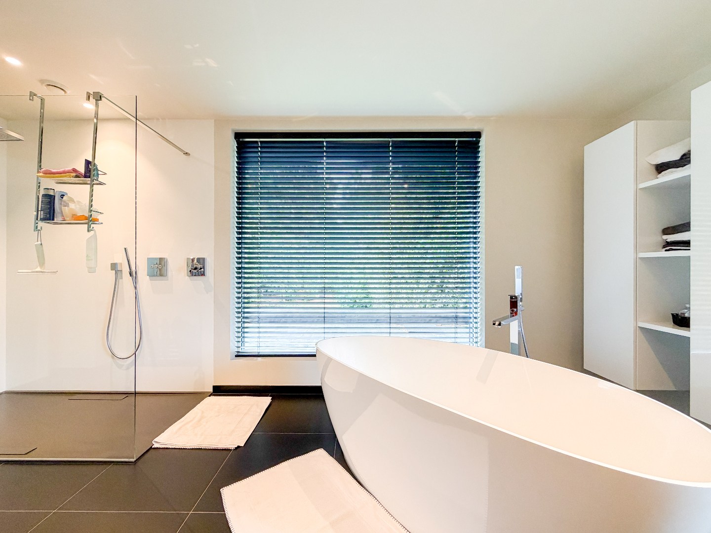 Ruime villa met prachtige tuin en hoogwaardige afwerking, perceel van 1891 m², rustig gelegen te Torhout 