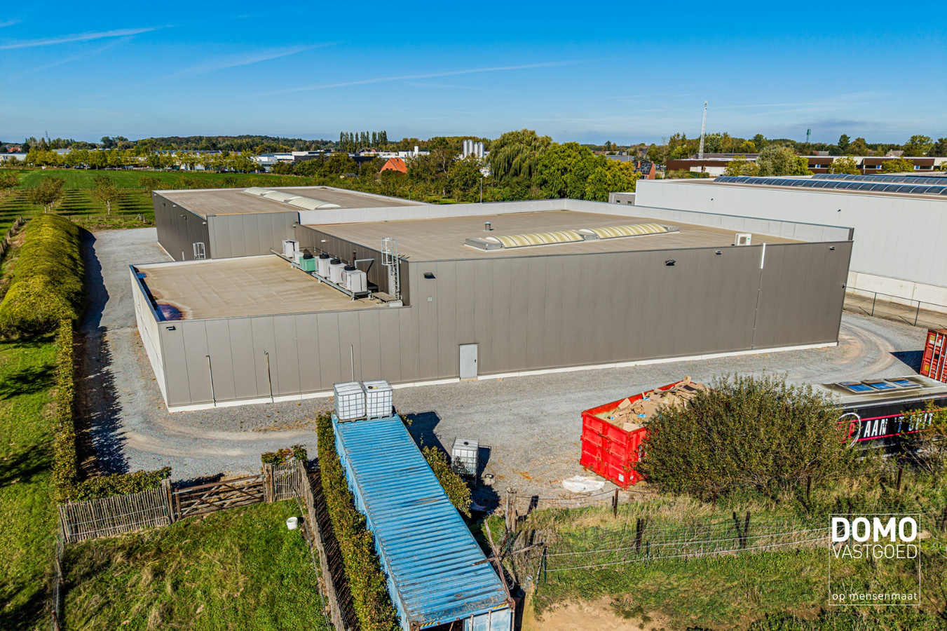 Veelzijdig bedrijfsgebouw met ruime bedrijfshallen op 84a33ca te Halen 